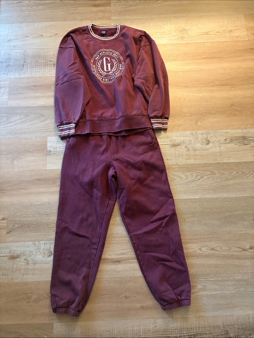 GAP Maroon Sweatshirt & Joggers Set with Crest